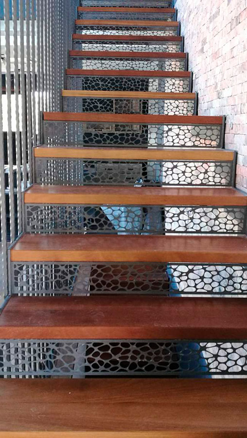 Fabricación de peldaños para escalera en madera Iroko maciza instalados sobre estructura metálica en Carpintería HP Murcia