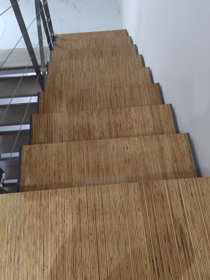 Escaleras, peldaños y descansos en madera fenolico de Pino para escalera con estructura metálica en Murcia