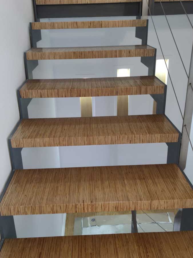 Escaleras, peldaños y descansos en madera fenolico de Pino para escalera con estructura metálica en Murcia